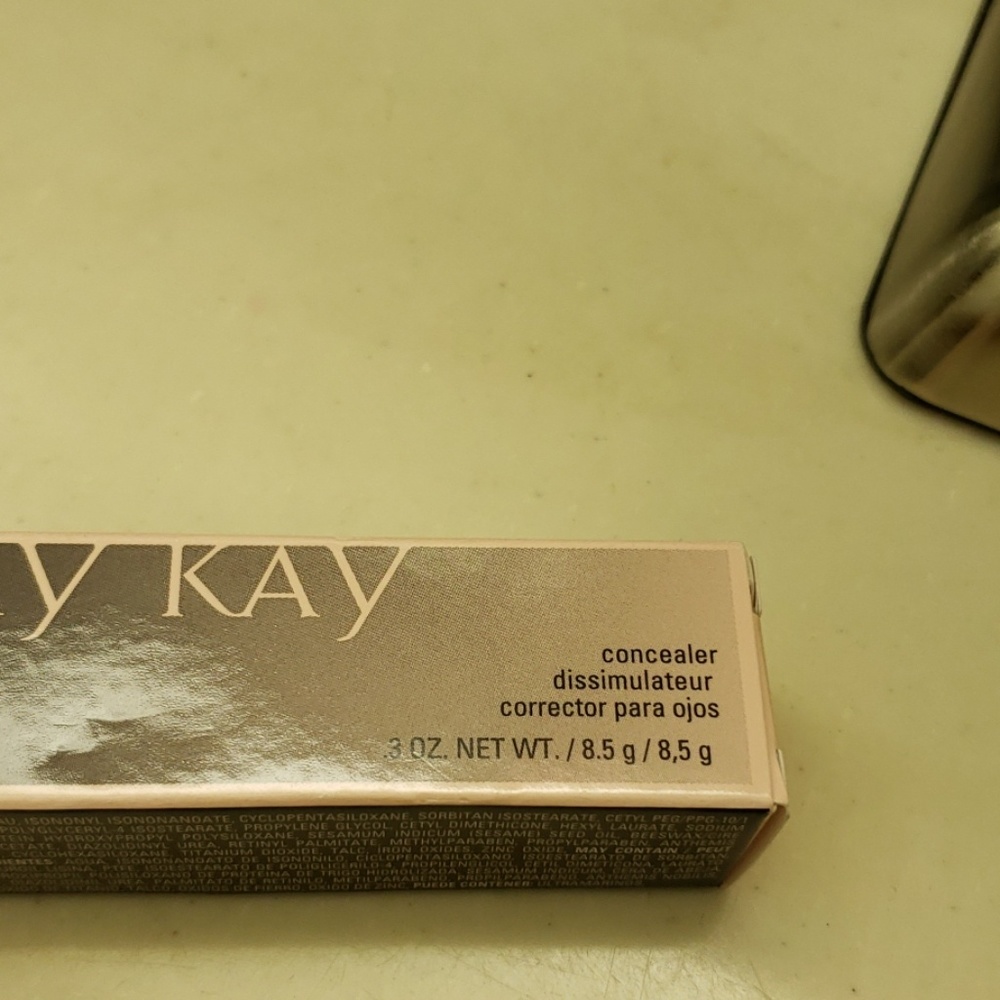 Concealer - Picture 2 of 3